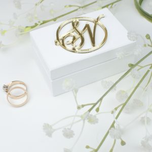žiedų dėžutė su auksiniu ornamentu